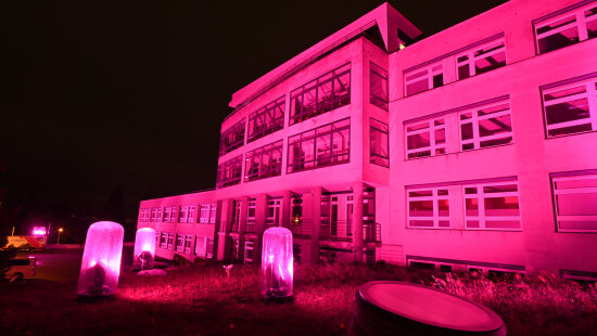 MOÚ svítil růžově, upozornil tak na důležitost prevence